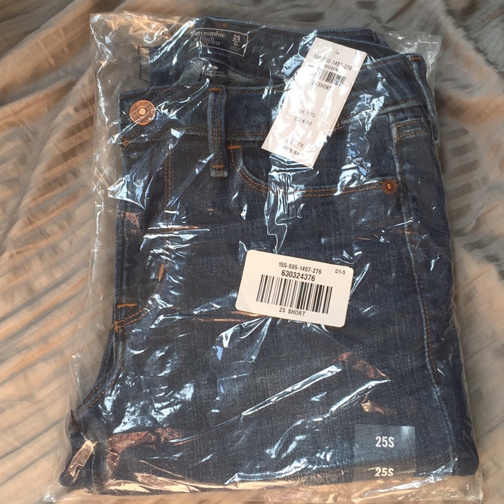 Abercrombie 25 short dark wash raw hem jeans NWT